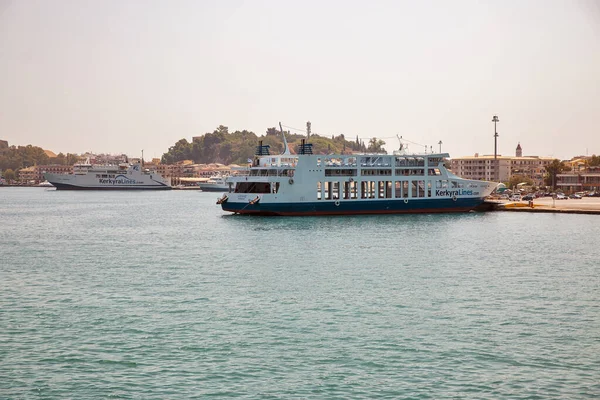 Kerkyra Corfu ギリシャ 2021年7月30日 係留されたKerkyraラインフェリー船AlkinooとAgia Theodoraと旅客ポートのビュー ケルクララインはコーフで最大の艦隊を持っています — ストック写真