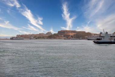 Korfu yolcu limanında demirli feribot gemileri Kerkyra şehri, Yunanistan.