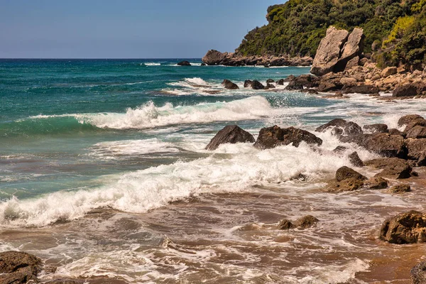 Hermosa Vista Panorámica Olas Mar Estrellándose Contra Rocas Con Salpicaduras — Foto de Stock