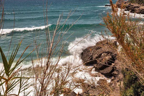Морские Волны Бьются Скалы Водяными Струями Миртиотис Остров Корфу Греция — стоковое фото