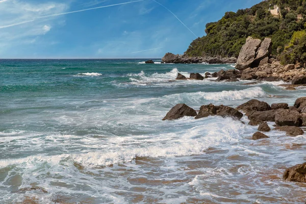 Bela Vista Panorâmica Ondas Mar Colidindo Com Rochas Com Salpicos — Fotografia de Stock