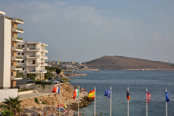 Саранда Албанія Липня 2021 Люди Відвідують Пляжі Готелі Національними Прапорами — стокове фото