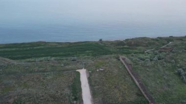 Dik bir sahilde, sahili kil olan deniz manzarası. Ukrayna, Odessa bölgesi, Sanzheyka. İnsansız hava aracından görüntüle.
