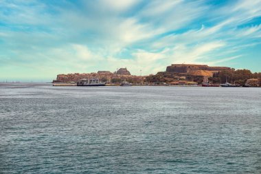 Kerkyra limanı, Korfu 'nun doğu kıyısında mavi gökyüzü, Yunanistan.