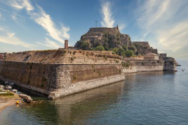 Duvarları denize açılan eski Venedik Kalesi, Aziz George Kilisesi ve saat kulesi. Kerkyra Şehri, Korfu, Yunanistan