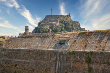 Ünlü turistik tarihi eser Eski Venedik Kalesi ve saat kulesi. Kerkyra Şehri, Korfu, Yunanistan