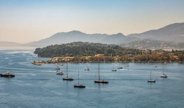 Corfu Town yat limanı ve Anemomilos Windmill, Yunanistan.