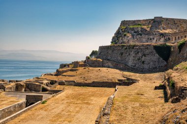 Ünlü turistik tarihi eser Eski Venedik Kalesi 'nin iç bahçesi. Kerkyra Şehri, Korfu, Yunanistan