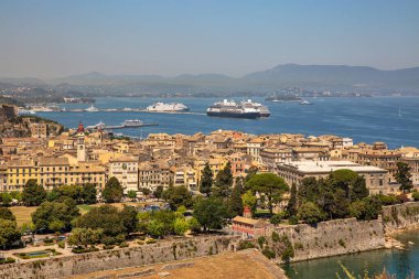 Turistik şehir simgesi Epassenger limanı olan şehir manzarası. Kerkyra Şehri, Korfu, Yunanistan.