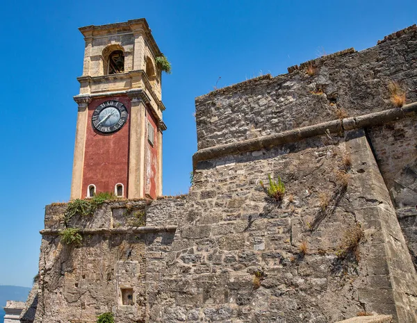 Saat kulesi olan ünlü turistik tarihi Eski Venedik Kalesi. Kerkyra Şehri, Korfu, Yunanistan