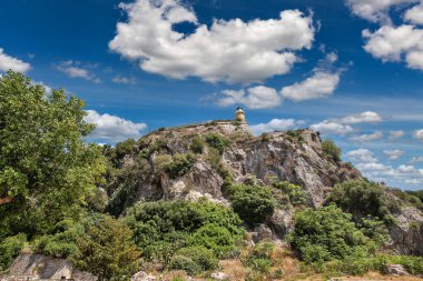 Ünlü turistik tarihi eser Eski Venedik Kalesi ve deniz feneri. Kerkyra Şehri, Korfu, Yunanistan