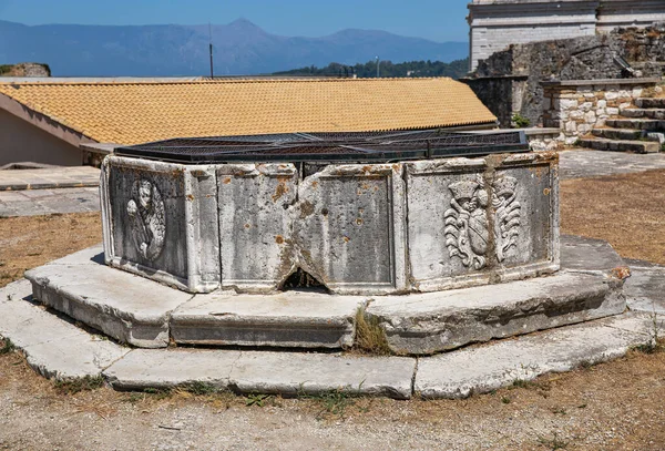 Antiguo Pozo Agua Con Escudo Armas Famoso Monumento Turístico Antigua — Foto de Stock