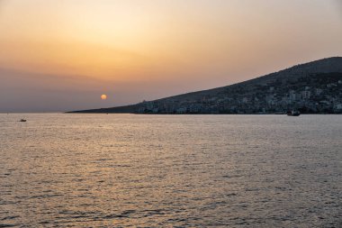 İyon Denizi 'nde yaz günbatımı. Saranda, Arnavutluk.