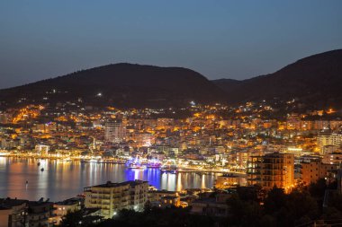 Arnavutluk 'un Saranda gece körfezinin güzel gün batımı manzarası.