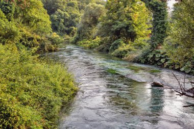 Arnavutluk 'un güneyindeki Vlore County' de Muzine yakınlarındaki Mavi Gözlü su kaynağı. Popüler bir turizm merkezi..