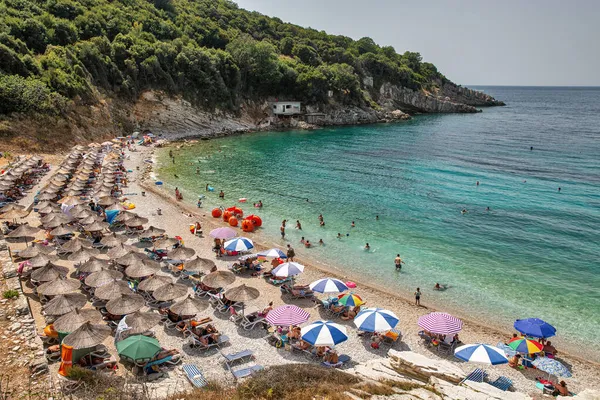 Saranda Albania Julio 2021 Gente Visita Playa Del Monasterio Costero —  Fotos de Stock