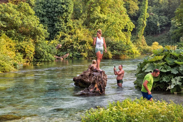 Muzine Albánie Července 2021 Lidé Navštěvují Oblíbenou Turistickou Atrakci Vodní — Stock fotografie