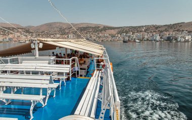 Saranda, Arnavutluk - 30 Temmuz 2021: Limandan yolcu taşıyan feribot gemisi. Saranda, Akdeniz 'deki İyon Denizi' nin açık bir körfezinde yer almaktadır..