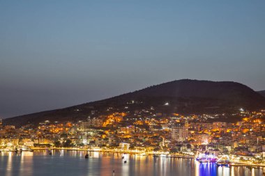 Arnavutluk 'un Saranda gece körfezinin güzel gün batımı manzarası.