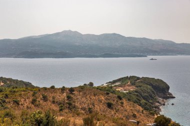 Arnavutluk 'un Burnu Merli boğaz ve Korfu Adası manzaralı.
