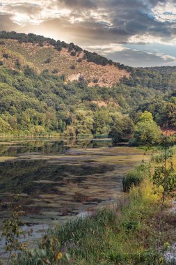 Arnavutluk 'un güneyindeki Vlore County' de Muzine yakınlarındaki Mavi Gözlü su kaynağı. Popüler bir turizm merkezi..