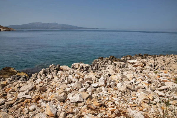 アルバニアのイオニア海の海岸 背景にあるコルフ島 — ストック写真