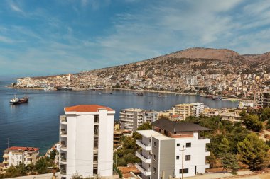 Şehir manzaralı ve Saranda limanlı bir deniz manzarası. Arnavutluk