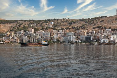 Limandaki eski sanayi gemisi. Saranda, Arnavutluk.