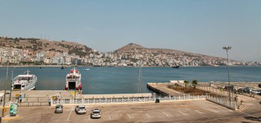 Saranda, Arnavutluk - 29 Temmuz 2021: Feribot gemileri yolcu limanına demir attı. Saranda, Akdeniz 'deki İyon Denizi' nin açık bir körfezinde yer almaktadır..