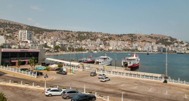Saranda, Arnavutluk - 29 Temmuz 2021: Feribot gemileri yolcu limanına demir attı. Saranda, Akdeniz 'deki İyon Denizi' nin açık bir körfezinde yer almaktadır..