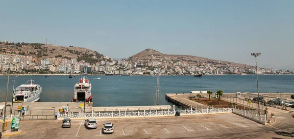 Saranda, Arnavutluk - 29 Temmuz 2021: Feribot gemileri yolcu limanına demir attı. Saranda, Akdeniz 'deki İyon Denizi' nin açık bir körfezinde yer almaktadır..
