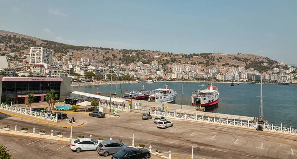 Saranda, Arnavutluk - 29 Temmuz 2021: Feribot gemileri yolcu limanına demir attı. Saranda, Akdeniz 'deki İyon Denizi' nin açık bir körfezinde yer almaktadır..
