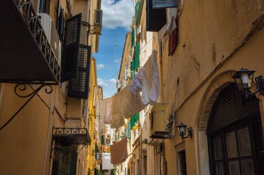 Yıkanan çamaşırlar Yunanistan 'ın Korfu adası Kerkyra' nın dar sokaklarında çamaşır ipinde kurudu..
