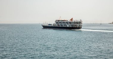 Kerkyra, Korfu, Yunanistan - 30 Temmuz 2021: Tanımlanamayan feribot gemisi İyon Denizi 'ne açıldı. Feribot, yolcu, araç ve yük taşımak için kullanılan bir araçtır..