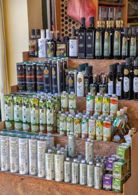 Kerkyra, Korfu, Yunanistan - 30 Temmuz 2021: Şehir pazarında farklı zeytinyağı satılıyor. Zeytinyağı, Akdeniz havzasının geleneksel bir ağaç mahsulü olan zeytinlerden elde edilen sıvı yağdır..