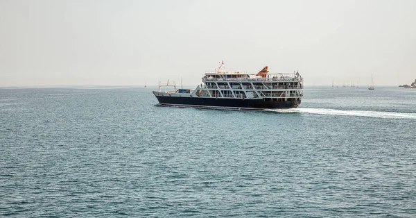 克尔基拉 2021年7月30日 一艘载有乘客的不明渡轮正在爱奥尼亚海航行 渡船是用来运送乘客 车辆和货物的船只 — 图库照片