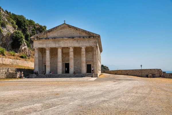 克尔基拉 2021年7月31日 人们在著名的旅游胜地老威尼斯要塞参观古希腊圣乔治神庙教堂 — 图库照片