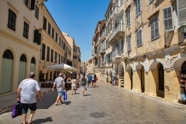 Kerkyra, Korfu, Yunanistan - 31 Temmuz 2021: İnsanlar Eski Kent 'te dükkanları, barları ve restoranları olan sokakları ziyaret ediyorlar.