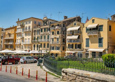 Kerkyra, Korfu, Yunanistan - 31 Temmuz 2021: Eski Kentteki Sokaklar. Şehir aynı zamanda İyon Adaları 'nın başkenti olarak hizmet vermektedir..