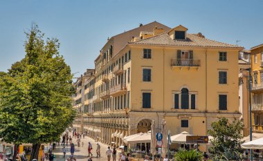 Kerkyra, Korfu, Yunanistan - 31 Temmuz 2021: Eski Kentteki Sokaklar. Şehir aynı zamanda İyon Adaları 'nın başkenti olarak hizmet vermektedir..