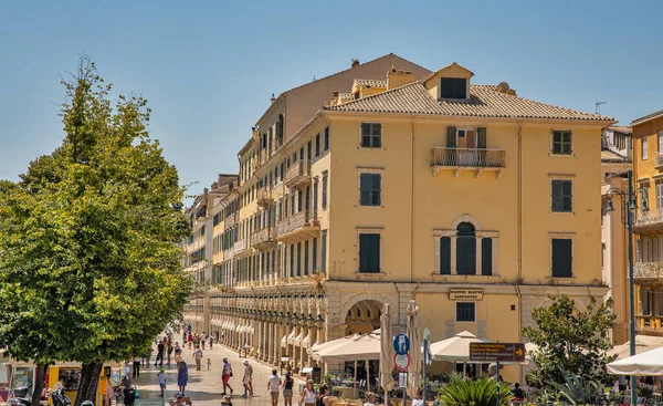 Kerkyra, Korfu, Yunanistan - 31 Temmuz 2021: Eski Kentteki Sokaklar. Şehir aynı zamanda İyon Adaları 'nın başkenti olarak hizmet vermektedir..