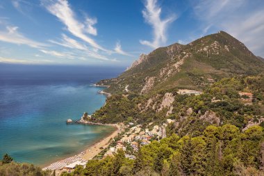 Batı sahili ve yaz Glyfada plajı üzerinde hava manzarası. Korfu Adası, Yunanistan.