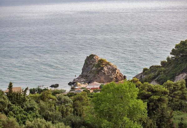 Gün batımında batı kıyısı ve Pelekas plajı üzerindeki hava manzarası. Korfu Adası, Yunanistan.