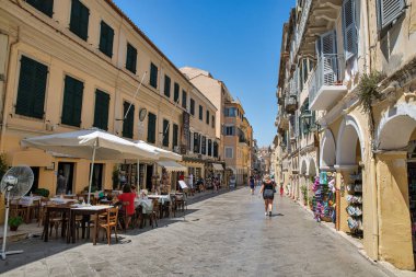 Kerkyra, Korfu, Yunanistan - 31 Temmuz 2021: İnsanlar Eski Kent 'te hediyelik eşya dükkanları, barları ve restoranları olan sokakları ziyaret ediyorlar.