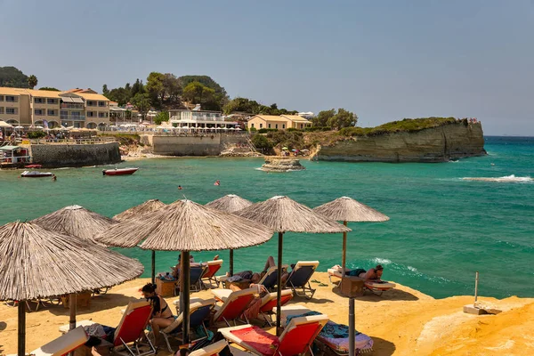 Sidari Korfu Grekland Augusti 2021 Folk Kopplar Damour Beach Bar — Stockfoto