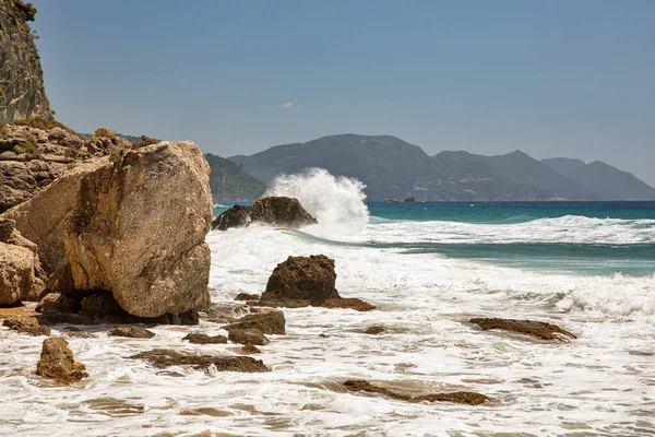 Prachtig Uitzicht Zee Golven Crashen Rotsen Met Water Spatten Mirtiotissa — Stockfoto