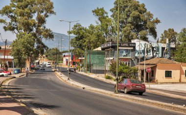 Korfu, Yunanistan - 03 Ağustos 2021: Adanın orta kesimindeki tipik otoyol. Korfu, İyon Denizi 'nde bir Yunan adasıdır..