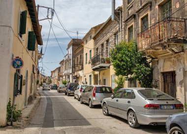 Leflimmi, Korfu, Yunanistan - 3 Ağustos 2021: Eski kentte tipik eski dar bir cadde. Korfu, İyon Denizi 'nde bir Yunan adasıdır. Lefkimmi adadaki en güneydeki belediye birimidir..