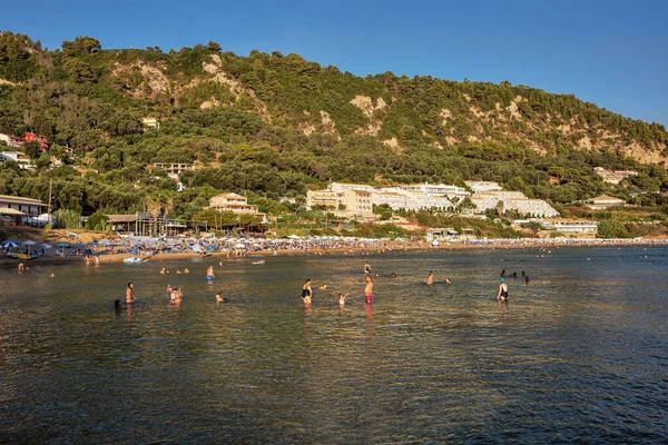 ペレカ コルフ ギリシャ 2021年7月31日 人々はビーチで泳いで日光浴をします ペレカはコルフ市の南西に位置しています — ストック写真