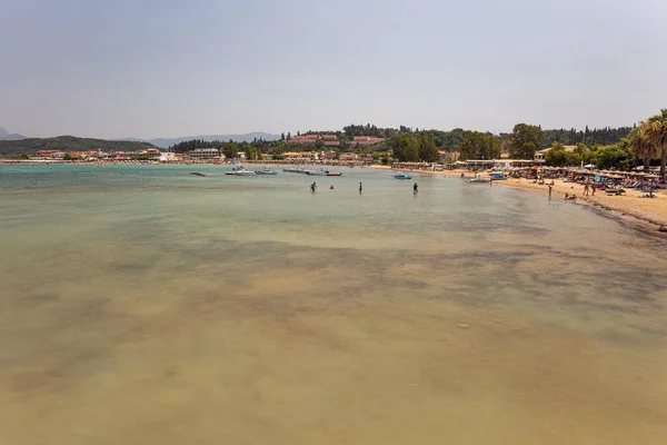 Sidari Corfu Grécia Agosto 2021 Pessoas Relaxam Praia Famoso Resort — Fotografia de Stock